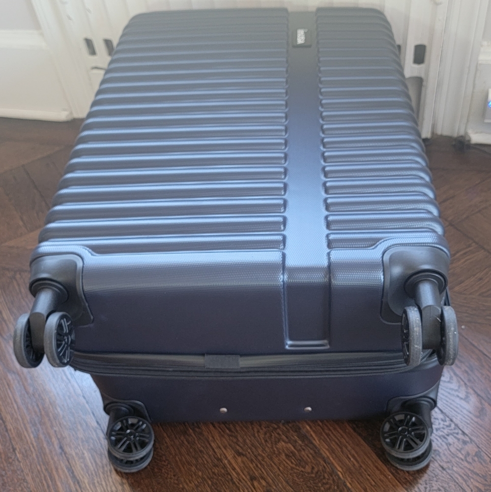 Brand NEW 28" inUSA hardshell luggage. Expandable,  TSA locks, 4 double wheels. - Picture 6 of 13
